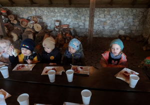 09 Dzieci jedzą kiełbaski przy stoliku