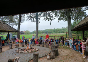 01 Dzieci i nauczyciela stoją wokół ogniska