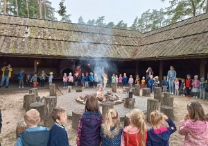 02 Dzieci i nauczyciela stoją wokół ogniska
