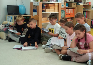 01 Uczniowie klasy III Szkoły Podstawowej w Łękińsku czytają bajkę - Czerwony kapturek