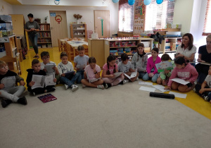 03 Uczniowie klasy III Szkoły Podstawowej w Łękińsku czytają bajkę - Czerwony kapturek