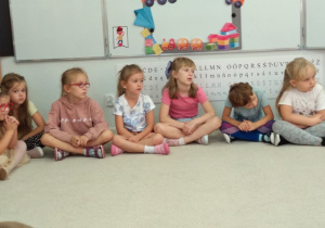05 Dzieci z gr. Kropelek słuchają bajki czytanej przez starszych kolegów