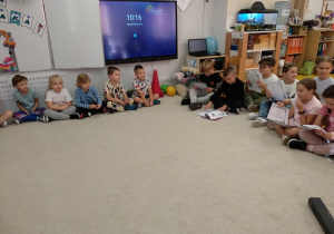 09 Dzieci z gr. Kropelki słuchają bajki czytanej przez kolegów ze szkoły