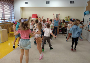 Dzieci z grupy 6-latków w tańcu.