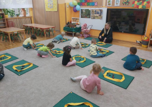 02. Dzieci układają kasztany na dywanikach