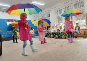 15 Dzieci tańczą z parasolkami