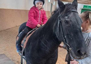 12. Szczęśliwa dziewczynka jedzie na koniu