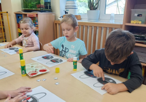Dzieci przy stoliku malują palcami