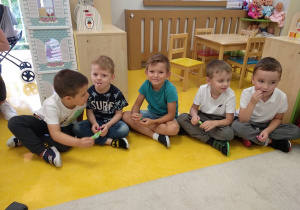 Chłopcy z grupy 6-latków podczas wizyty uczniów ze Szkoły Podstawowej w Łekińsku.