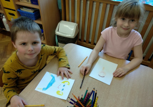 Dzieci rysują portret Gabrysia.