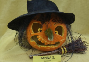 15 Dyniowa czarownica z kapeluszem i miotłą - praca Hani - 3 miejsce