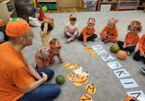 02 Dzieci układają wyraz pumpkin
