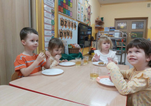 14 Dzieci jedzą dyniowe ciasto przy stoliku