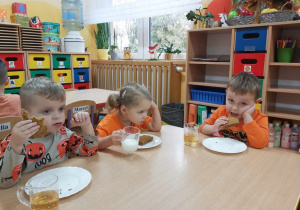 15 Dzieci jedzą dyniowe ciasto przy stoliku