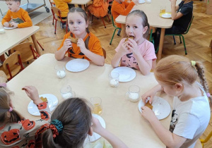 Dzieci jedzą ciasto dyniowe