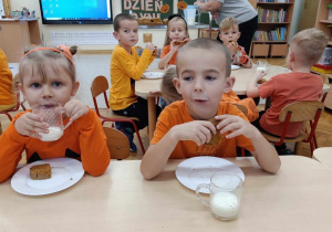 Dzieci jedzą pyszny podwieczorek