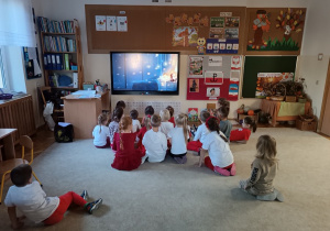 Dzieci oglądają film "Jak zostałem bohaterem"