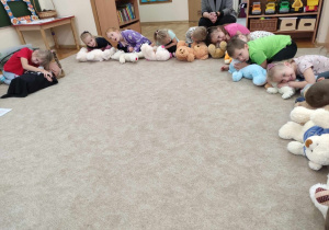 05. 5 - latki uczą się resuscytacji.