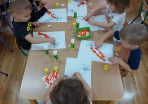 Dzieci wyklejają warzywa z kolorowego papieru