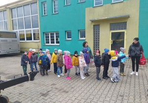 Przedszkolaki podczas zwiedzania zakładu.