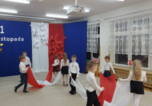 06. 6-latki prezentują taniec z materiałem.