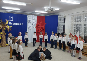 12. 6-latki śpiewają piosenkę Pierwsza Kadrowa.