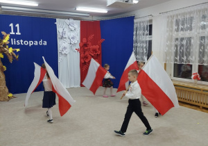 15. Kropelki tańczą z flagami.