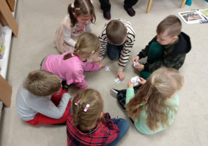 Dzieci układają rozsypankę literową.