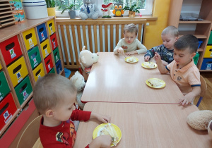 Dzieci jedzą tort