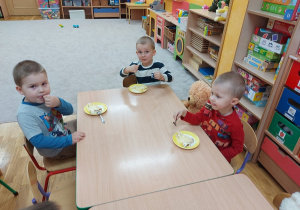 Dzieci jedzą tort