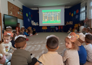 Przedszkolaki oglądają film edukacyjny o misiach