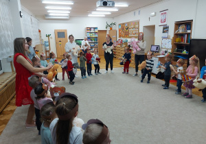 Przedszkolaki tańczą z misiami