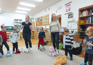 Dzieci i nauczycielki pokazują ruchy do piosenki Niedźwiadek