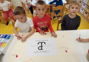 Przedszkolaki wspólnie tworzą plakat dla Powstańców.