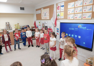 Dzieci śpiewają hymn Polski.