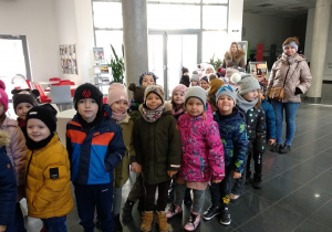 10 Dzieci czekają na wejście