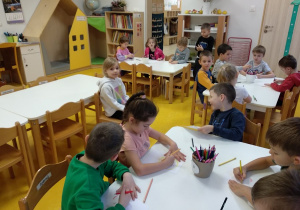 Dzieci rysują portret Mai.