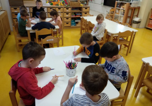 Dzieci rysują autoportret Mai.