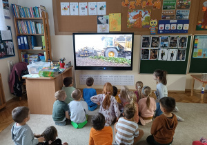 Dzieci oglądają film o buraku