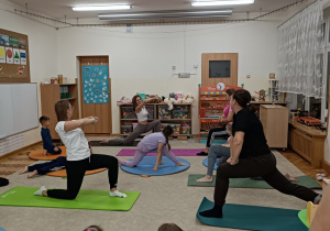Rodzice i dzieci ćwiczą jogę