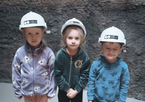 Dzieci w kaskach górniczych