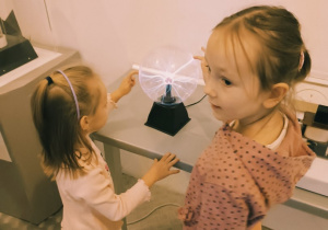Dziewczynki bawią się elektryczną lampką