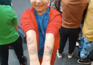Chłopczyk z tatuażami