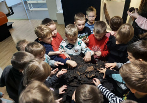 11. Dzieci dotykają węgiel.