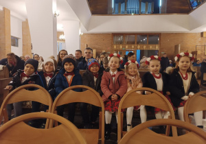 Dzieci w kościele przed występem