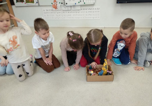 Dzieci oglądają dzieła zrobione przez Jasia.