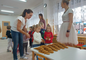 04 Dziewczynki wybierają ciasteczkowe pluszaki