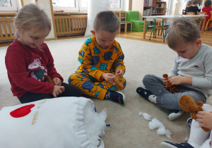 11 Dzieci wypełniają pluszaki na dywanie