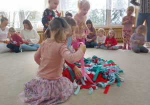 22 Dzieci wybierają szaliki dla pluszaków