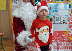 Zdjęcie chłopca z Mikołajem przy choince